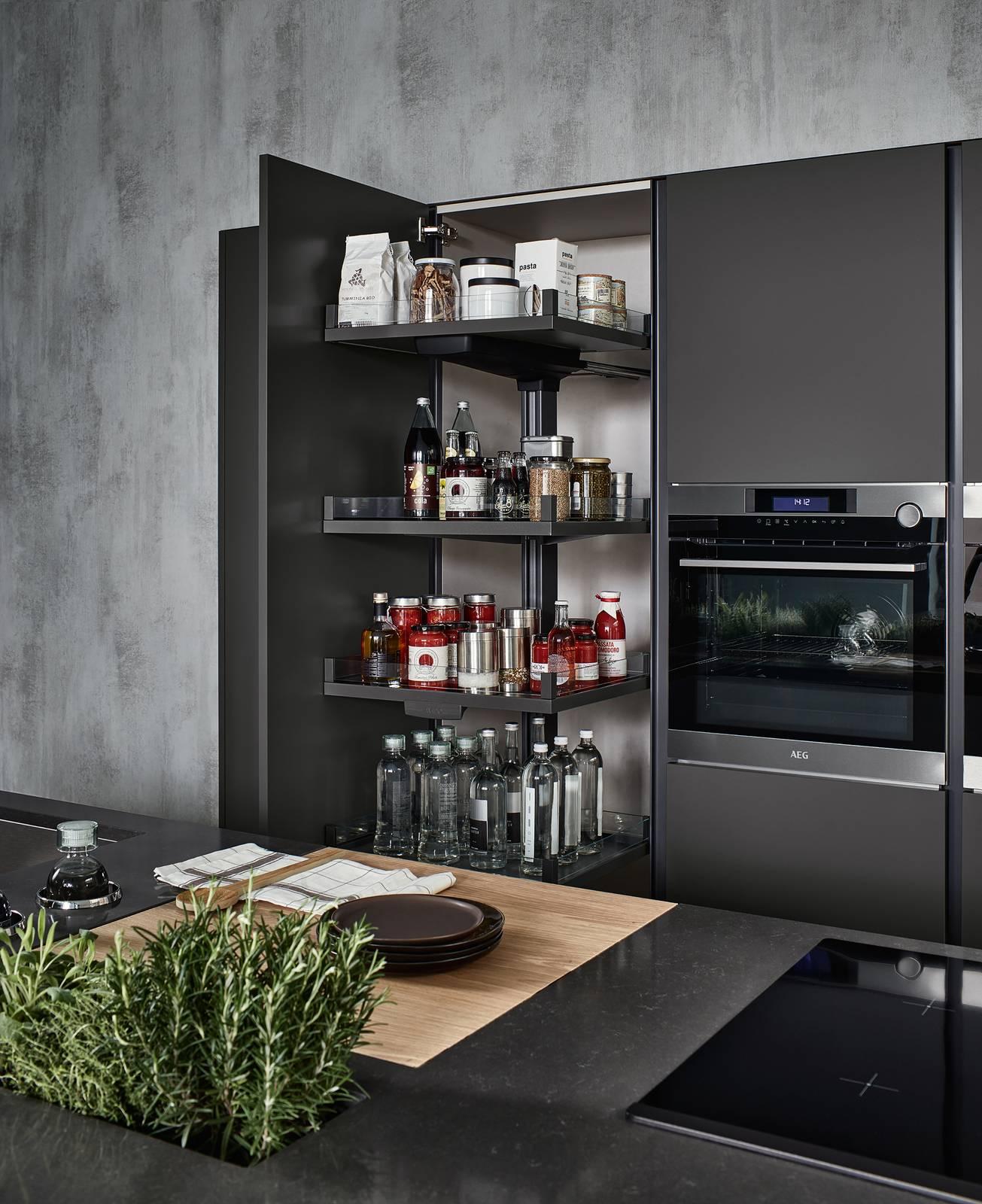 Modern magas kamraszekrény belső rendszerezővel az Admiral Studiótól